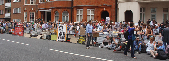 حمایت‌کنندگان جولیان آسانج در مقابل سفارت اکوادور