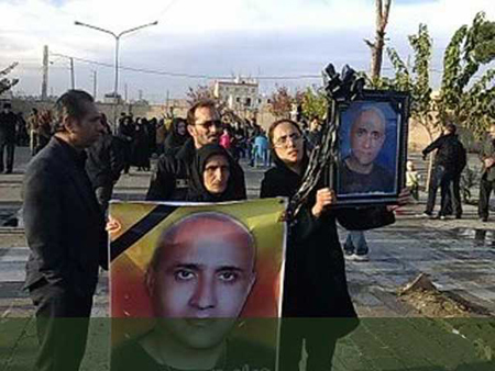 مادر و خواهر ستار بهشتی در مراسم چهلمین روز مرگ این کارگر مبارز مادر و خواهر ستار بهشتی در مراسم چهلمین روز مرگ این کارگر مبارز