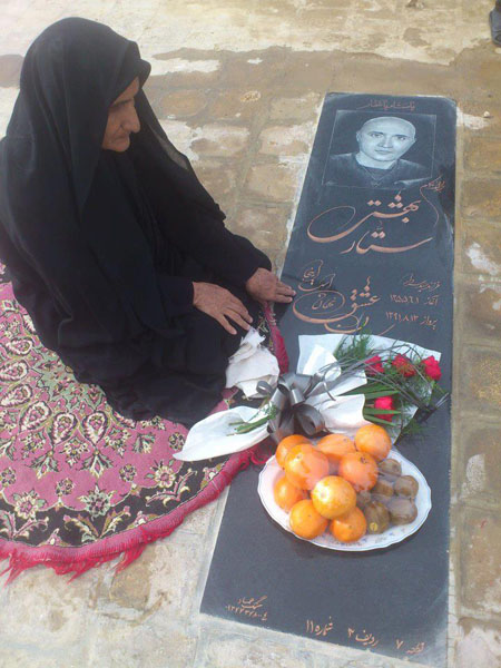خانم عشقی بر آرامگاه ستار بهشتی