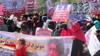 راهپیمایی برای دادخواهی خون شهید فرخنده در جلال‌آباد