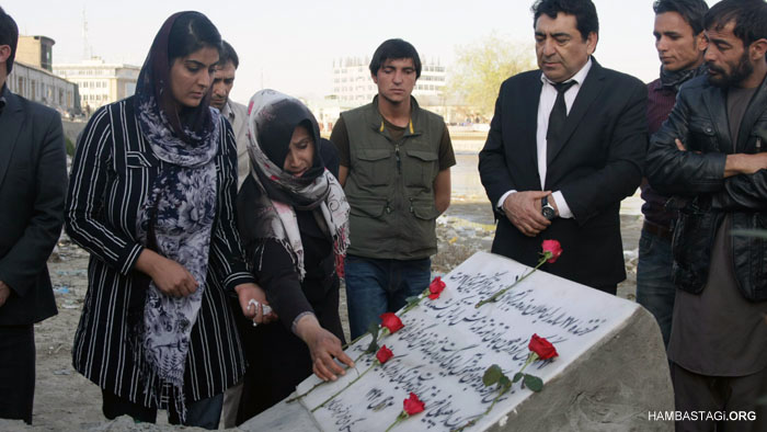 dedicacion de las rosas roja para conmemorar a la martir farkhunda