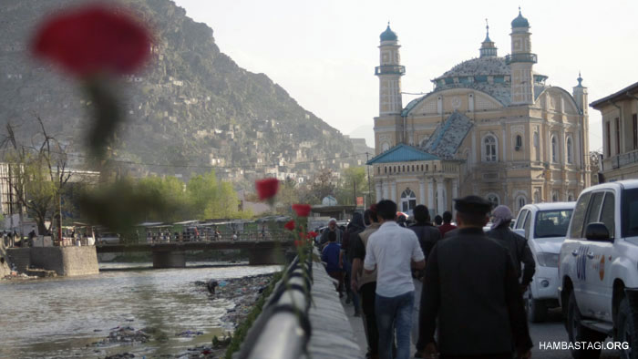 dedicacion de las rosas roja para conmemorar a la martir farkhunda