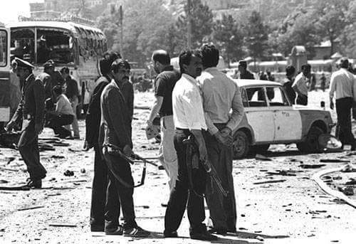 انفجار در یکی از بس‌های شهری کابل در دهه هشتاد میلادی. کشتار غیرنظامیان بوسیله غلامان پاکستان از چهاردهه بدینسو در کابل جریان دارد.
