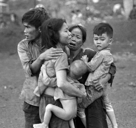 ویتنام ١٩٦٥: فامیل وحشت‌زده از جنگ