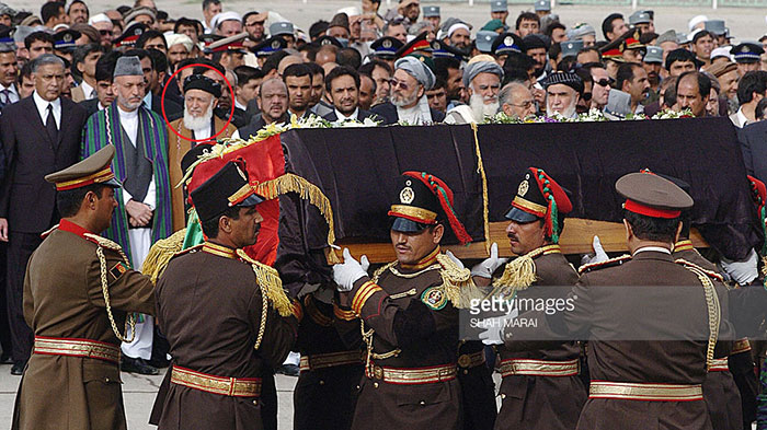 هماغو چې هغه ته یی «کافر» او «خاین» وایه، خپل ځانونه یي د هغه جنازه لومړی کتار ته رارسولې وو.