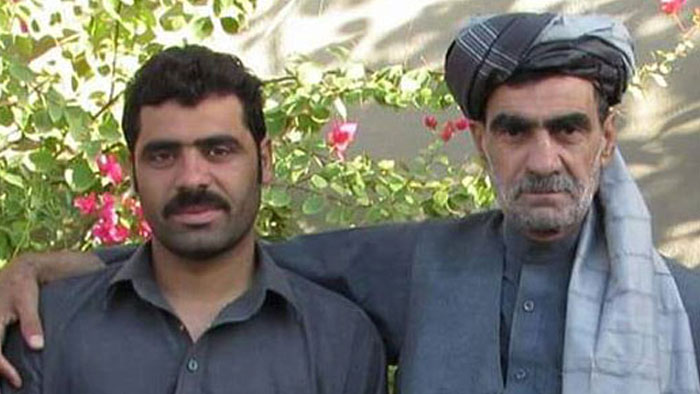 عبدالرحیم خان با پسر بزرگش متین حیدری که هردو در اثر انفجار کنار جادهای به شهادت رسیدند عبدالرحیم خان با پسر بزرگش متین حیدری