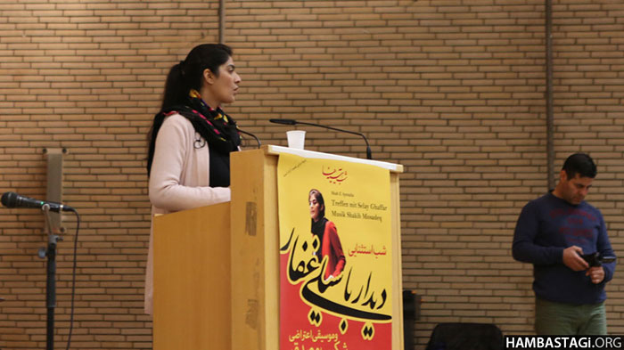سیلی غفار در حال سخنرانی در برنامه «کانون فرهنگی شب آیینه‌ها» در شهر هامبورگ آلمان