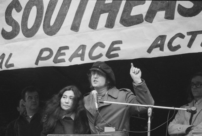 جان لنون و یوکو اونو در جریان تظاهرات ضدجنگ ویتنام