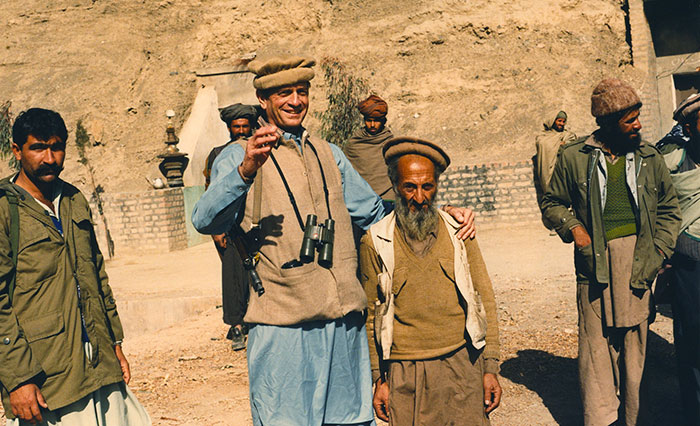 چارلی ویلسون د جهادی مشرانو او په ځانګړي توګه د ګلبدین د معنوی پلار په توګه د ځانګړی ځاي څخه برښمند وو ځکه چې د ډالررسونې په برخه کی، د سی.آی.ای سره د اړیکو کس وو. چارلی ویلسون د جهادی مشرانو او په ځانګړي توګه د ګلبدین د معنوی پلار په توګه د ځانګړی ځاي څخه برښمند وو ځکه چې د ډالررسونې په برخه کی، د سی.آی.ای سره د اړیکو کس وو.