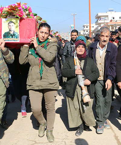 Basor Suran, YPG’nin korkusuz savaşçısı Türkiye işgalcileri ile savaşırken Afrin’de şehit düştü. Defin merasiminde kız kardeşi onun tabutunu ve annesi de onun silahını taşımaktadır. 