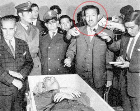 ۹ سپتامبر ۱۹۶۹: روبرتو  کواینتانییا بعد از قتل اینتی پاردو  درحالیکه سگریتی به دست دارد، فاتحانه جریان را به خبرنگاران شرح می‌دهد.