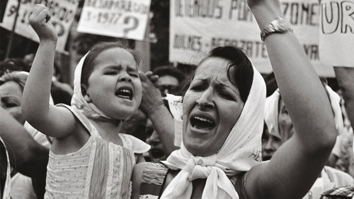 مادران میدان مایو: «ما نخستين مادرانی بوديم كه از فرزندان مان زاده شديم!» مادران میدان مایو: «ما نخستين مادرانی بوديم كه از فرزندان مان زاده شديم!»