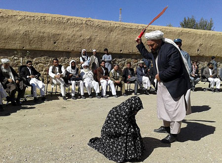 زنان افغان تحت حاکمیت بنیادگرایان جاهل و جانی عذاب‌کش می‌شوند