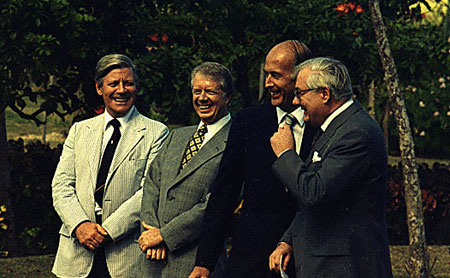 از چپ به راست: هلموت اشمیت (صدراعظم آلمان)، جیمی کارتر (رییس جمهور امریکا)، ژیسکاردستن (رییس جمهور فرانسه)، جیمز کالاهان (صدراعظم انگلستان) در جریان «کنفرانس گوادلوپ» در سال 1357 (1979).