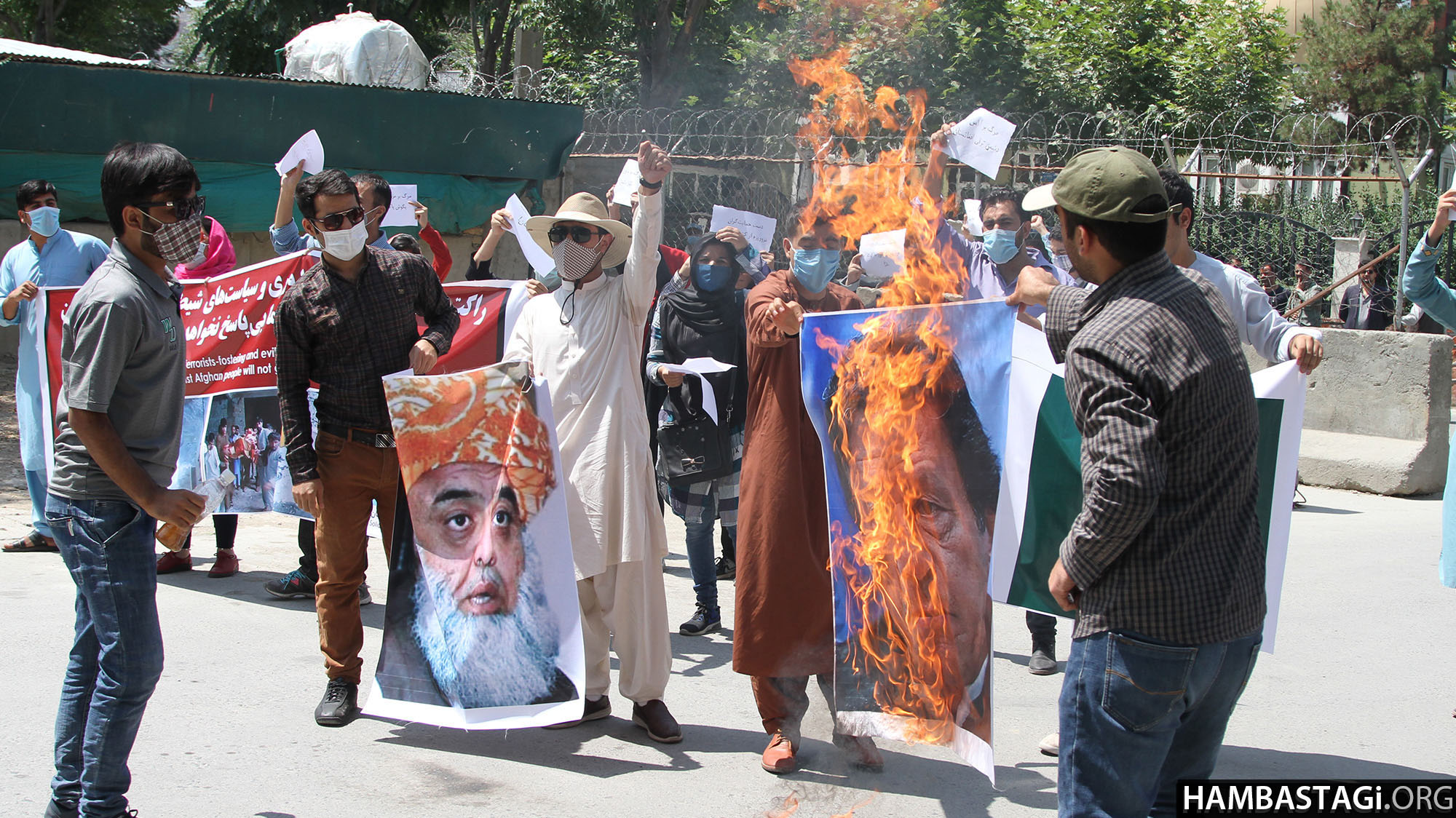 تجمع افغان‌ها مقابل سفارت پاکستان در کابل