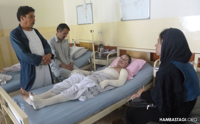 دیدار اعضای «حزب همبستگی» با صادق که شدیدا زخمی و در «شفاخانه استقلال کابل» بستری بود. متاسفانه صادق به تاریخ ۴ سرطان ۱۳۹۴ جان سپرد.
