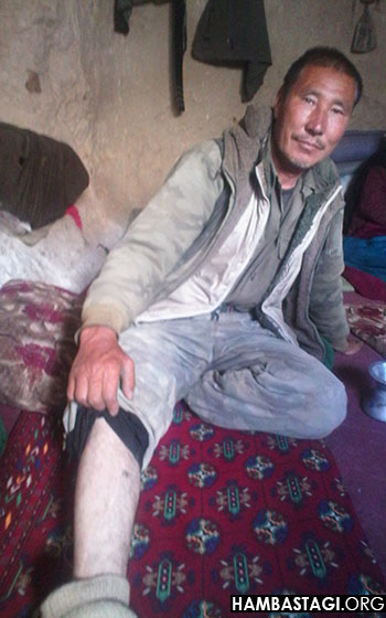 عبدالعظیم سرباز حزب وحدت که حال در مغاره‌های بامیان زندگی سختی را سپری می‌کند