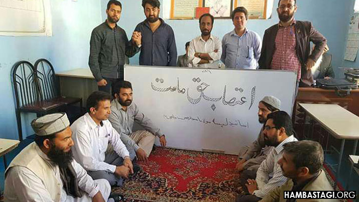 معلمان اعتصابکننده در هرات: «با این معاش نمیتوان زندگی کرد.» معلمان اعتصابکننده در هرات: «با این معاش نمیتوان زندگی کرد.»