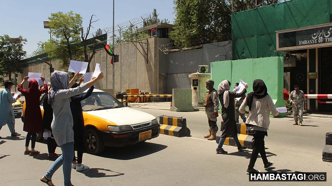 جوانان حزب همبستگی افغانستان درب جاسوسخانه ایران در کابل را رنگ‌پاشی بر کردند