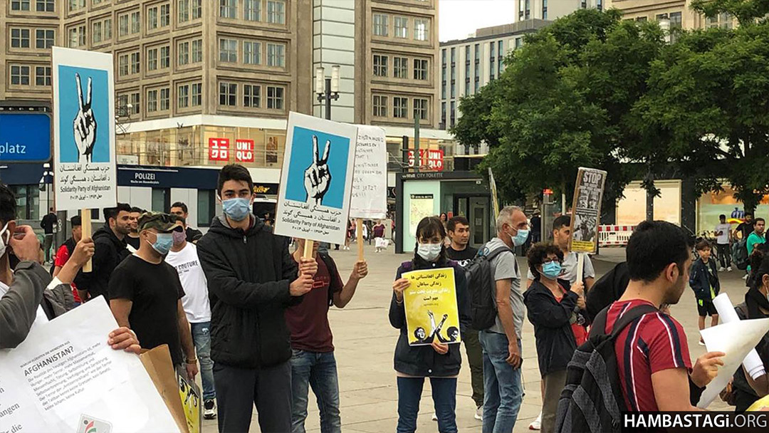 هواخواهان حزب همبستگی در تظاهرات علیه رژیم آزادیکش ایران در برلین هواخواهان حزب همبستگی در تظاهرات علیه رژیم آزادیکش ایران در برلین