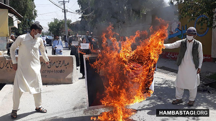 جوانان حزب همبستگی عکس خمینی و خامنه‌ای خون‌آشام را در جلال‌آباد به آتش کشیدند