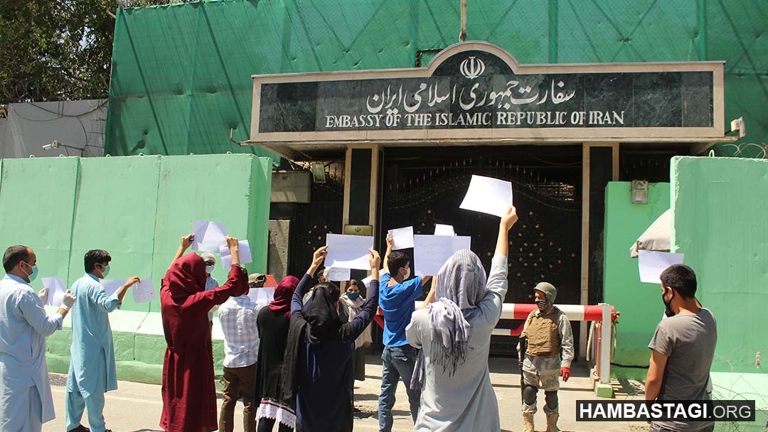 جوانان حزب همبستگی افغانستان درب جاسوسخانه ایران در کابل رارنگ‌پاشی بر کردند