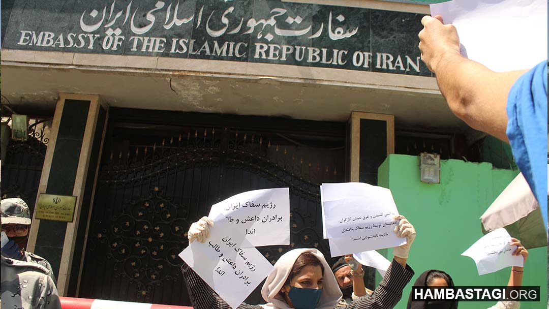 جوانان حزب همبستگی افغانستان درب جاسوسخانه ایران در کابل را رنگ‌پاشی بر کردند