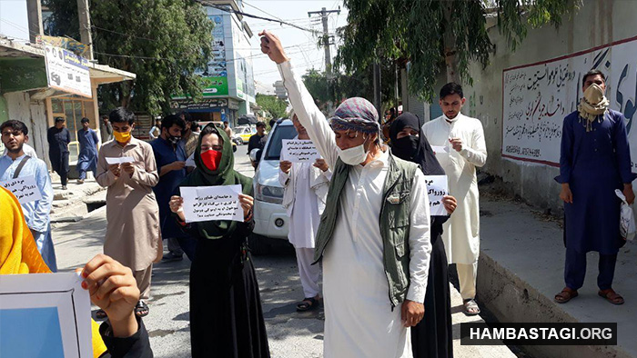 جوانان حزب همبستگی عکس خمینی و خامنه‌ای خون‌آشام را در جلال‌آباد به آتش کشیدند