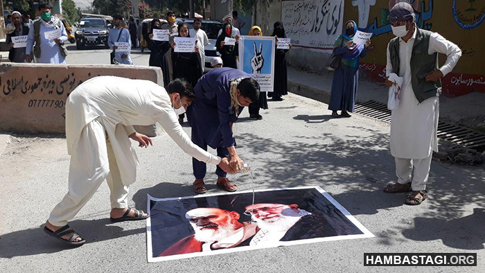 جوانان حزب همبستگی عکس خمینی و خامنه‌ای خون‌آشام را در جلال‌آباد به آتش کشیدند