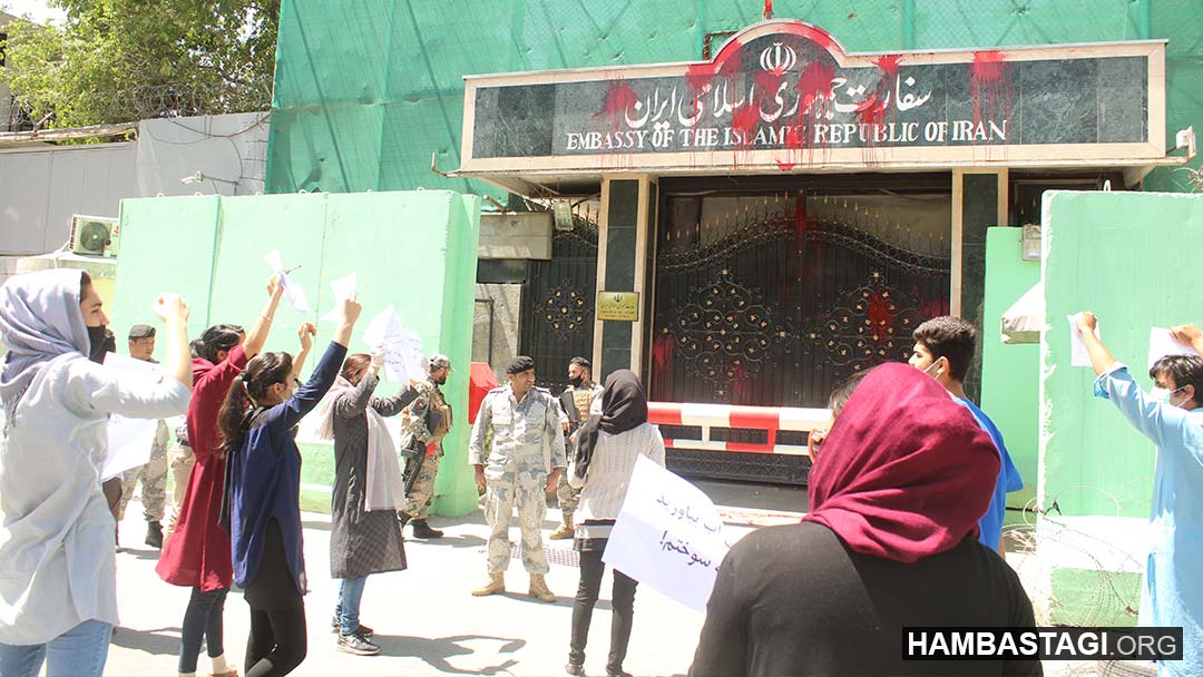جوانان حزب همبستگی افغانستان درب جاسوسخانه ایران در کابل را رنگ‌پاشی بر کردند