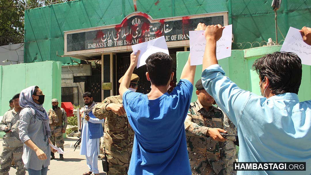 جوانان حزب همبستگی افغانستان درب جاسوسخانه ایران در کابل را رنگ‌پاشی بر کردند