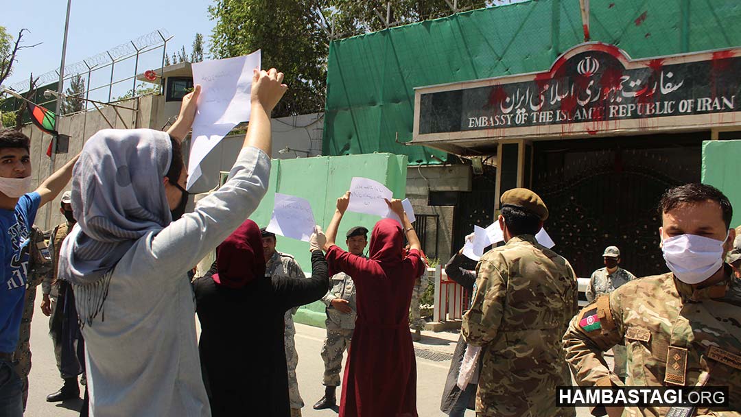 جوانان حزب همبستگی افغانستان درب جاسوسخانه ایران در کابل را رنگ‌پاشی بر کردند