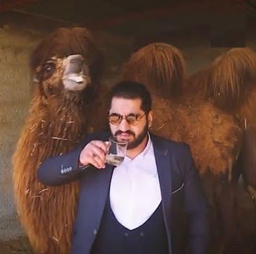 مهدی سبیلی و نوشیدن ادرار شتر مهدی سبیلی حین نوشیدن ادرار شتر