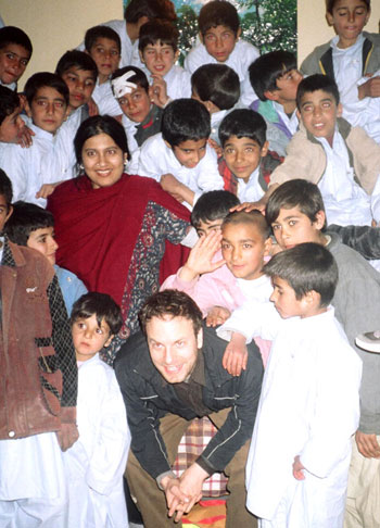 فبروری ۲۰۰۵: سونالی کول‌هتکار و جیمز انگلس با جمعی از کودکان افغان در پرورشگاهی در فراه.
