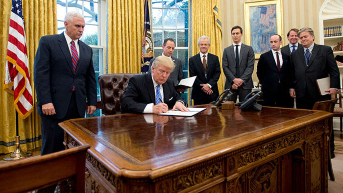 دونالد ترامپ در حال امضای فرمان قطع کمک برای سقط جنین