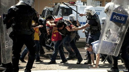 سرکوب معترضان توسط پولیس ترکیه