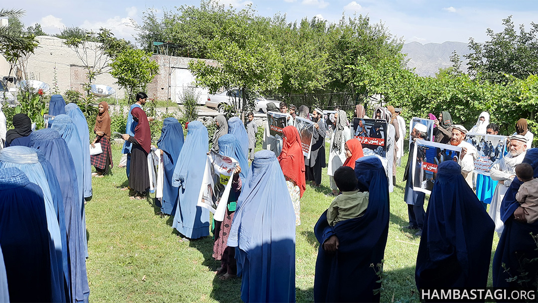 معترضان حزب همبستگی: «من پشتون هزارهام، انتقام خون هموطنانم را میگیرم!» معترضان حزب همبستگی: «من پشتون هزارهام، انتقام خون هموطنانم را میگیرم!»