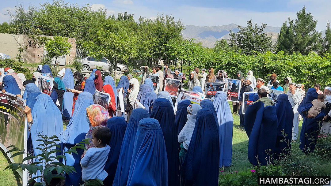 معترضان حزب همبستگی: «من پشتون هزارهام، انتقام خون هموطنانم را میگیرم!» معترضان حزب همبستگی: «من پشتون هزارهام، انتقام خون هموطنانم را میگیرم!»