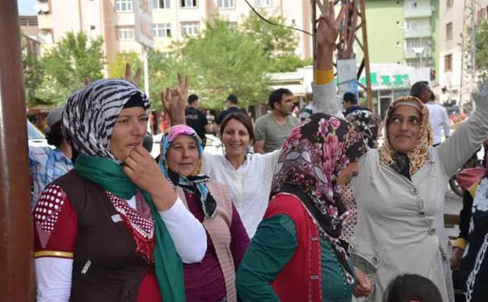 زنان ترکیه اردغان، رییس جمهور مستبد را تحقیر کردند Turkish women turn back to Recep Tayyip Erdoğan