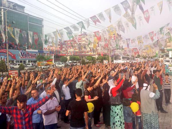 زنان ترکیه اردغان، رییس جمهور مستبد را تحقیر کردند Turkish women turn back to Recep Tayyip Erdoğan