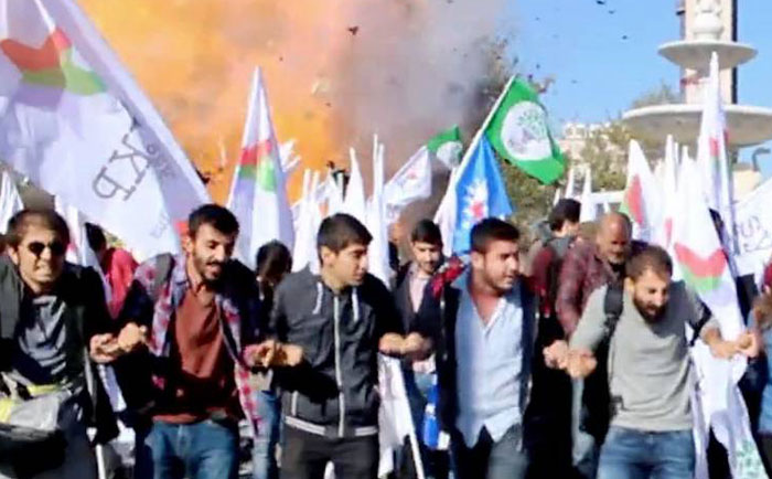 ۱۰ اکتوبر ٢٠١٥ تجمع مخالفان سیاسی دولت بنیادگرای اردوغان در ترکیه، با دو انفجار پیهم مورد حمله قرار گرفت که حدود صد کشته و نزدیک به سه صد زخمی برجا گذاشت. 