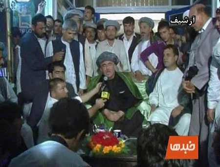 لطیف پدرام و دوستم در جمع خبرنگاران پس از هتکحرمت خانه اکبر بای لطیف پدرام و دوستم در جمع خبرنگاران پس از هتکحرمت خانه اکبر بای