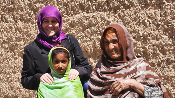 کرستینا در یکی از روستاهای افغانستان کرستینا در یکی از روستاهای افغانستان