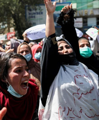 زن معترض افغان