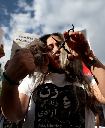 زن معترض ایران