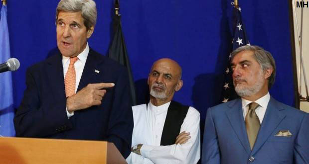 Una escena humillante de inclinación de Ashraf Ghani y Abdullah ante su amo norteamericano.