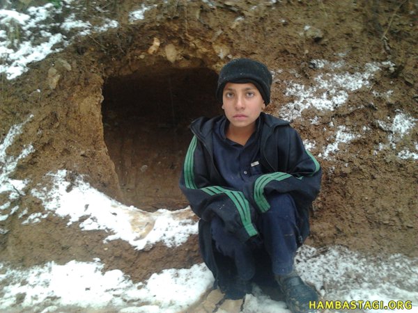 خلک د توغندیز بریدونو له ډاره په سمڅو کی پټیږی