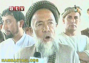مامورحسن، جنگسالار خونخوار تخار در حال مصاحبه با تلویزیون «آیینه» دوستم. این تلویزیون بصورت لحظه به لحظه تظاهرات قومندانهای «گلیم جمع» را پوشش خبری میداد. مامورحسن، جنگسالار خونخوار تخار در حال مصاحبه با تلویزیون «آیینه» دوستم. این تلویزیون بصورت لحظه به لحظه تظاهرات قومندانهای «گلیم جمع» را پوشش خبری میداد.