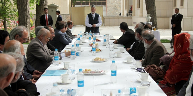کرزی در مجلس صله بخشی به تعدادی از فرهنگیان مزدور