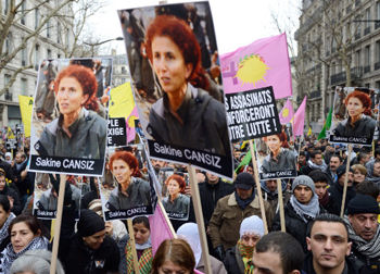 تظاهر مردم در اعتراض بر کشتار سه فعال کرد